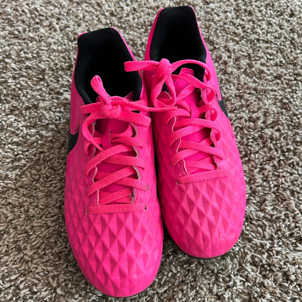 Nike bright pink tiempo girls soccer shoes